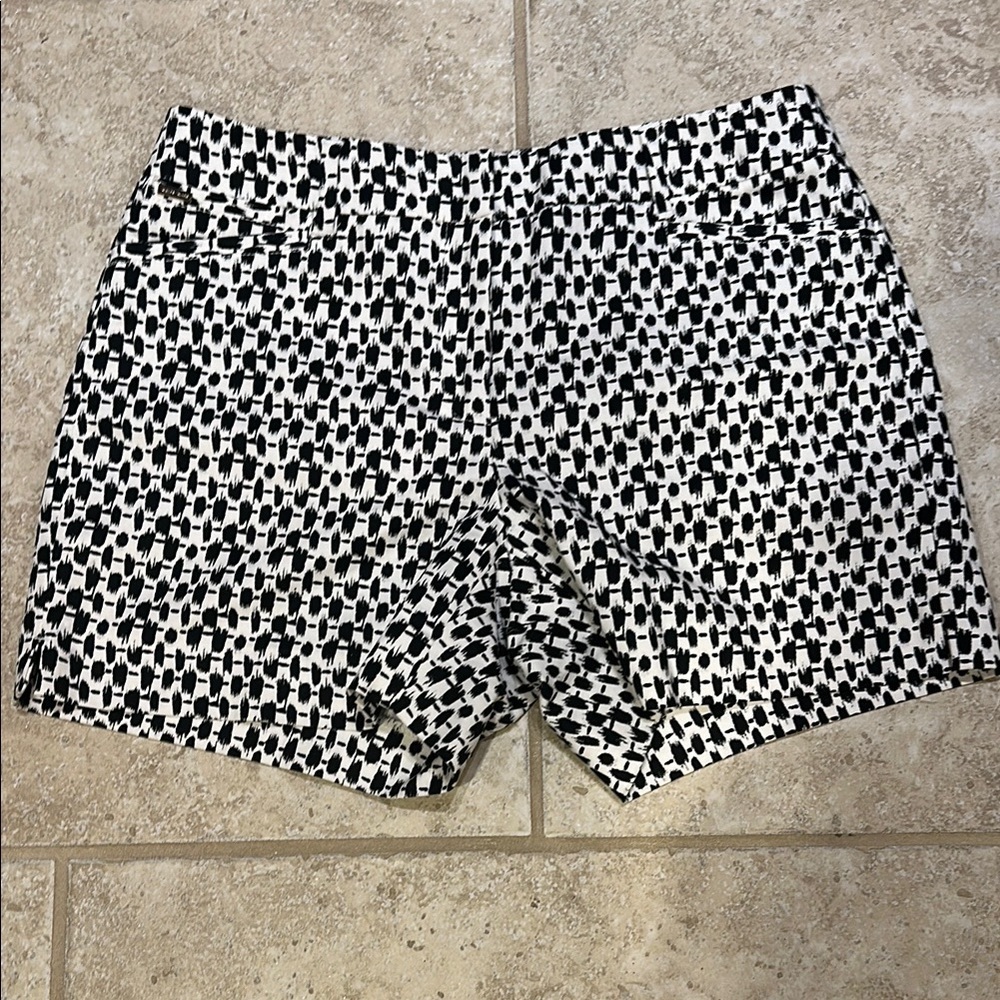 Like New!!White House Black Market Black and White Flat Front Shorts​​​